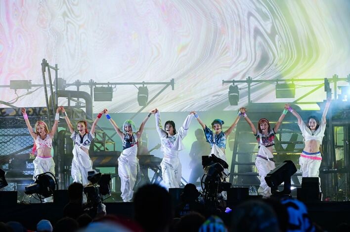 XG 初ロッキンで機材トラブル乗り越え圧巻のパフォーマンス！『GALA』『HYPNOTIZE』など全7曲で強烈な爪痕【ROCK IN JAPAN FESTIVAL 2026 ライブレポ】