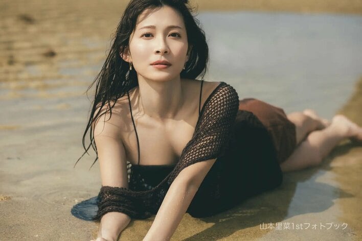 フリーアナ山本里菜が初の水着グラビアに挑戦！1stフォトブックが10月28日に発売決定　服を着たままプールへ！？お気に入りカットの舞台裏
