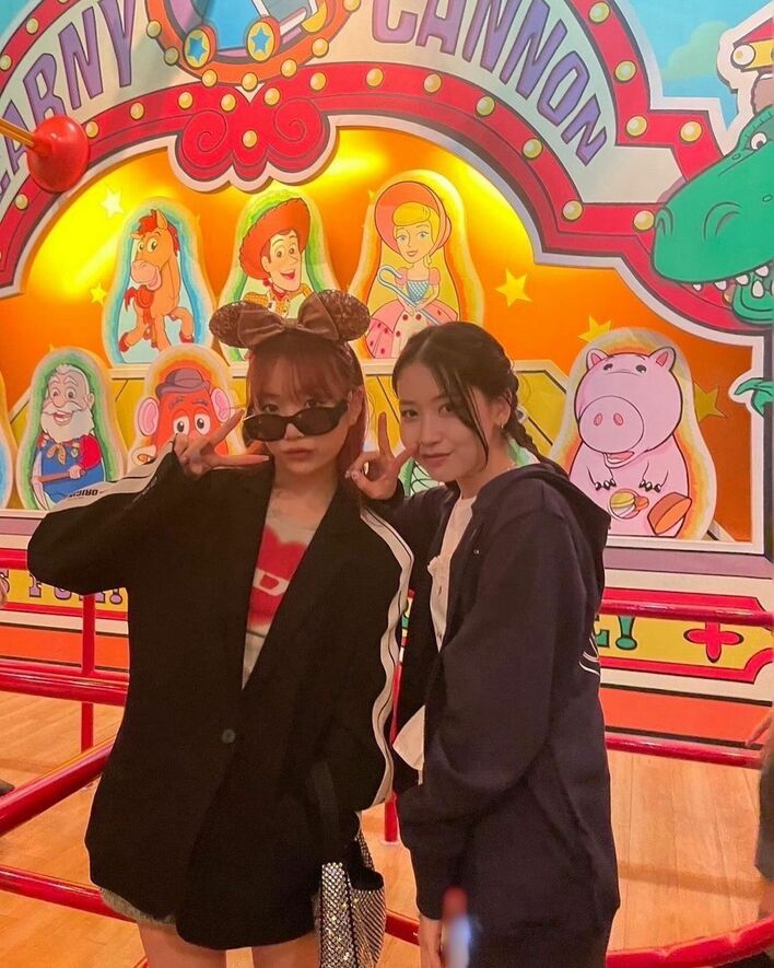 ME:IのMOMONA＆KEIKO 家族ぐるみでディズニー満喫！仲良し2ショットに