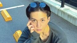 八木勇征 “びっくり”全身ショットに「足何メートルですか」と反響！シンプルコーデの立ち姿公開「なんっじゃこのスタイルオバケ」「ほぼ足じゃん」