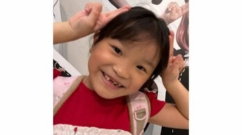 ののちゃん 逆に目立ちすぎな“変装モード”で楽屋入り！？サングラス2個使いでピースするノリノリな姿に「すっかりミュージカルスター」