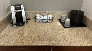 「この中に指輪があります」1枚の写真に苦戦する人が続出！「すっごい同化してる」「これは見つからないw」と話題に