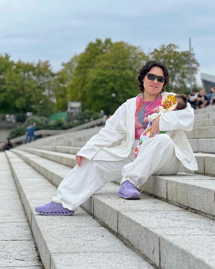 これは笑ってまう！」バービーがX JAPANのToshlに！？娘抱える貫禄