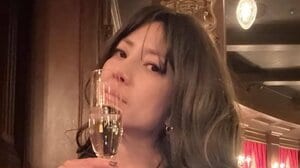 4児の母・hitomi 16歳娘とディズニーキャラの仮装姿でパークを満喫！役になりきり楽しげな様子に「めちゃいい」「色気すごい」