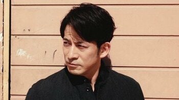 岡田准一 「ミニナップサック作っちゃった」持ち歩く姿披露！カジュアルコーデにマッチしたデザインに「めーちゃ欲しい」とファン大注目