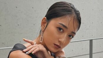 みちょぱ  小麦色のデコルテを大胆披露！ワイドデニムパンツでセクシー＆カッコいい姿に「かわいくてカッコいい人」の声