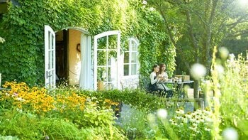 【新富良野プリンスホテル】1日1組だけの特別な朝。誰もいない早朝の「風のガーデン」を貸し切りに！花と緑の香り、やわらかな朝日に包まれて楽しむ絶景プライベートモーニング体験を今年も開催