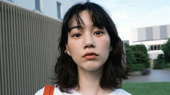 「彫刻のような」のん 肩だしオフショットを公開！真っ白なドレスで透明感際立つ肌に「素敵過ぎる！」