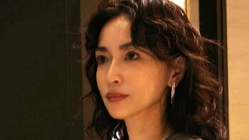 長谷川京子(47) ミニ丈ワンピ×黒タイツの美脚際立つショットを披露！エレガントさ溢れる姿にファンうっとり「マジかっけ〜」「全身のバランスが完璧」