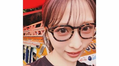 中々ない大きさ」AKB48小栗有以 “お顔サイズドーナツ”を手にルンルン