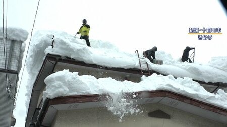 【危険】雪の重みが原因か　家屋倒壊の瞬間　除雪中の事故相次ぐ…全国で死者30人　4日から気温上昇で“落雪”注意！