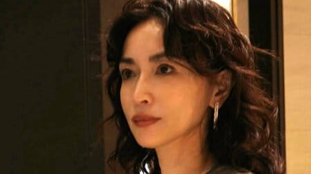 長谷川京子(47) ミニ丈ワンピ×黒タイツの美脚際立つショットを披露！エレガントさ溢れる姿にファンうっとり「マジかっけ〜」「全身のバランスが完璧」