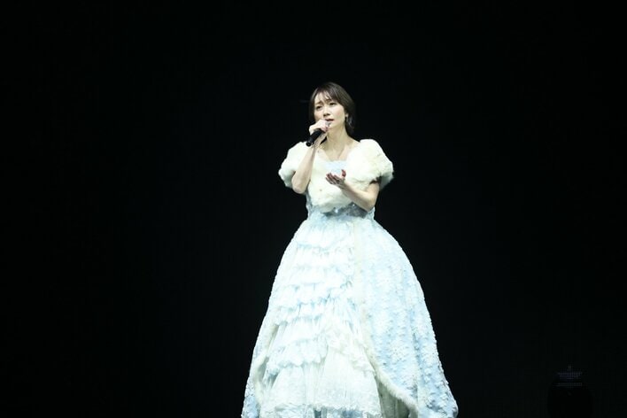 大島優子が純白ドレスで登場し会場が一面緑色に！井上ヨシマサの伴奏で