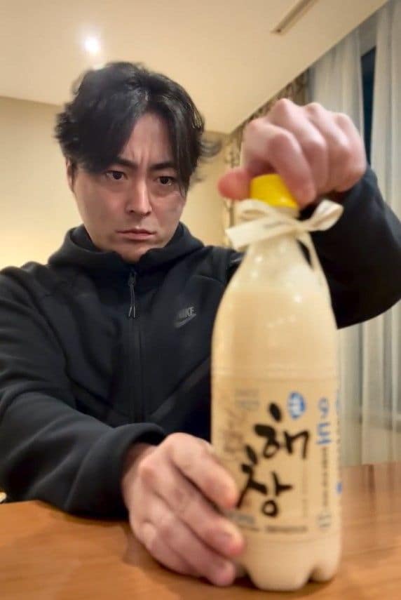 シュールすぎる」山田孝之 約3分のマッコリ開封動画公開！オーバー