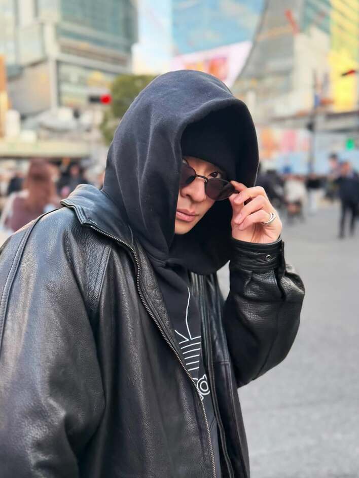 ファン“パニック”！？岸優太 渋谷のド真ん中でお忍び姿披露！完全防備