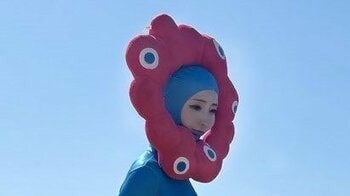 陣内智則の姪でアイドル ピタッと全身タイツでミャクミャクに大変身した姿披露！宮脇舞依“スタイル抜群”な波打ち際の変身ショットに「ほんまにわらった」