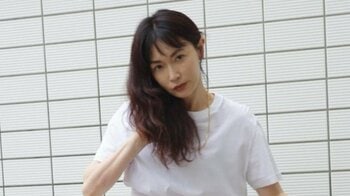 長谷川京子 へそ出しカジュアルコーデ公開！引き締まったお腹＆“ビーナスライン”くっきりの美背中に「超リスペクト」「素敵すぎ」