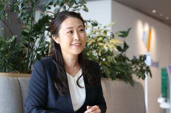 派遣社員で入社し、正社員、管理職へとステップアップ。ライフステージとともに働き方を変え築いてきた女性管理職のキャリアストーリー