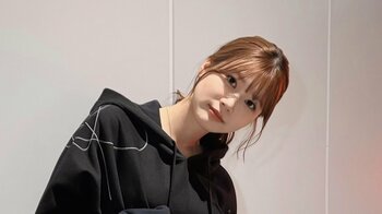生見愛瑠 美脚際立つミニワンピ風コーデ披露！ぶかぶかアイテム使った“珍しい”ファッションに「スタイル抜群」「洋服のセンスかわいすぎ」
