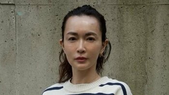 長谷川京子 美脚見せショートパンツの上品コーデ披露！洗練されたアイテムをまとったおしゃれなショット連発で「綺麗すぎて目眩が」