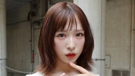 AKB48小栗有以 「スタイル良すぎ」なミニ丈衣装を披露！美脚際立つショットに「あなたは女神」ぱっつんボブヘアでもお団子作れて喜びあらわ