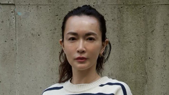 長谷川京子 美脚見せショートパンツの上品コーデ披露！洗練されたアイテムをまとったおしゃれなショット連発で「綺麗すぎて目眩が」