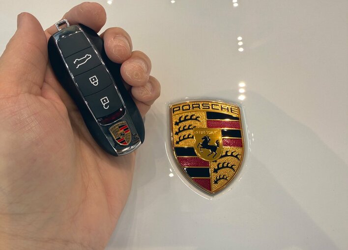 【画像】「また買ったんか！？」オーイシマサヨシ 納車された高級外車の“ピカピカボディ―”とキーを手にしたショットを見る