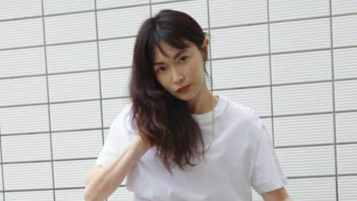 【画像9枚】長谷川京子 へそ出しカジュアルコーデで引き締まったお腹を肌見せ！スタイル際立つ姿を見る