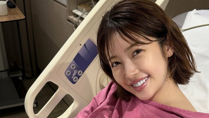 舟山久美子 移住先のシンガポールで“髪の毛フサフサ”な第3子出産！長男&長女に“なでなで”される赤ちゃんの姿に反響
