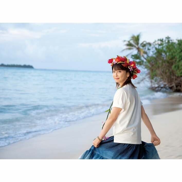 歌詞のままの人生」56歳・森高千里 サイパンでの美脚ミニスカショット