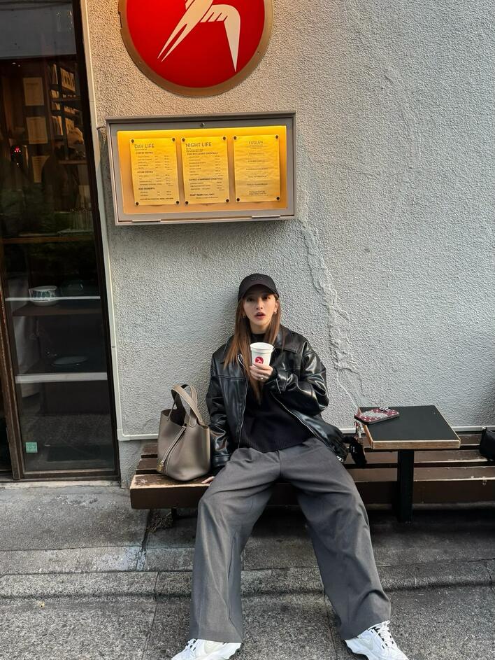 板野友美 スーパーでの主婦感あふれる“激レア”ショットを公開！真剣な