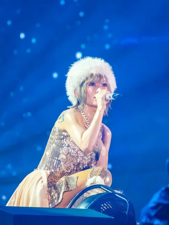 金色のドレスを着た女王」浜崎あゆみ 黄金衣装で汗が輝く圧巻のライブ