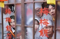 和気あいあい！佐藤二朗＆橋本愛らがコミカルな芝居を披露！齊藤京子は冷静なツッコミも『夫婦別姓刑事』撮影現場レポート