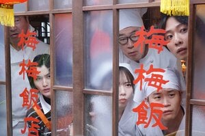 和気あいあい！佐藤二朗＆橋本愛らがコミカルな芝居を披露！齊藤京子は冷静なツッコミも『夫婦別姓刑事』撮影現場レポート