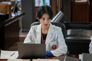 議員秘書を務める涼音（安斉星来）の姉が異常死体の第一発見者に！真澄（ディーン・フジオカ）らが事件の真相に迫る『LOVED ONE』第6話予告
