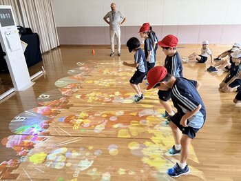 【関西の小学校 初導入】カラダと脳を同時に鍛える、最先端AR運動システム「DIDIM（ディディム）」を導入