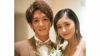 結婚式から1年…みちょぱ 夫・大倉士門とのウエディングショット大公開！笑顔でバックハグや人生初のボブカットの瞬間など「ラブが溢れまくってます」