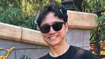 「リアルガストン」コロチキ西野 ディズニーでもバキバキ筋肉披露！ 渾身のマッスルポーズに「ムキムキやないかっ！」と反響