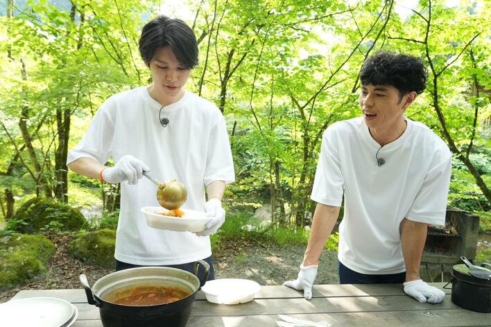 萩原利久「最近デリバリーに頼らない生活をしています」「昨日はナポリタンを作った」上達中の料理の腕をキャンプのカレー作りで披露！<br />