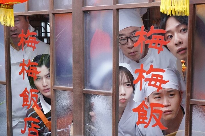 和気あいあい！佐藤二朗＆橋本愛らがコミカルな芝居を披露！齊藤京子は冷静なツッコミも『夫婦別姓刑事』撮影現場レポート