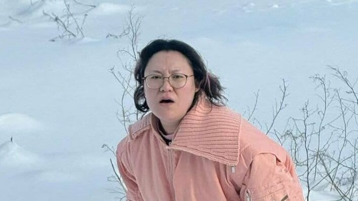 【画像11枚】「3度見した」バービー 夫撮影の“まるで人類の進化”なショットを披露！“シュール過ぎる”汗だく雪かき姿を見る