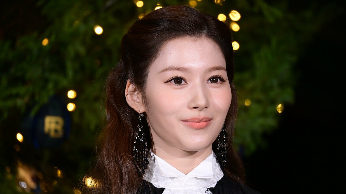TWICE・SANA 大胆美背中姿で六本木に降臨！メンバーに渡したい
