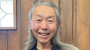 華道家・假屋崎省吾 軽井沢の豪華別荘を公開！ガラス張りの吹き抜け空間や高級感あふれるインテリアの数々に「憧れます」「ステキ」