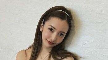 板野友美 2歳娘とのおそろいコーデ公開！笑顔で見つめ合う親子の姿や“ハローキティコーデ”に「天使」とファンも絶賛