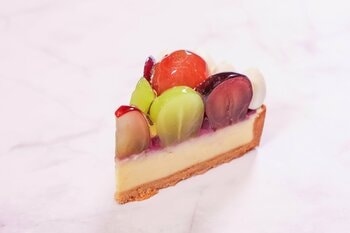 【サフィールホテル稚内】秋冬を彩る新作ケーキ3種を11月1日より販売開始 ～旬のぶどうを使用した期間限定タルトをはじめ、栗とショコラの新作が登場～