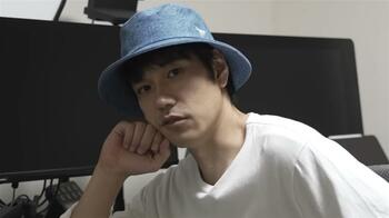 松山ケンイチ 仕事部屋を初公開！5台のディスプレーやゲーム実況用のライトなど本格的な機材がずらり「マルチな才能に脱帽！」