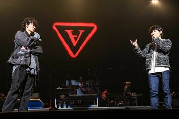 綾野剛がUVERworldのライブにサプライズ登場！『アバランチ』の主題歌「AVALANCHE」初披露を援護射撃