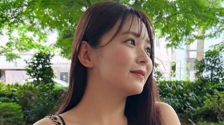 「足なが〜！」久間田琳加 大胆スリットから美脚のぞく夏コーデ披露！デコルテも肌見せしたスタイル際立つ姿に「大人っぽくて綺麗」