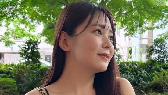 「足なが〜！」久間田琳加 大胆スリットから美脚のぞく夏コーデ披露！デコルテも肌見せしたスタイル際立つ姿に「大人っぽくて綺麗」