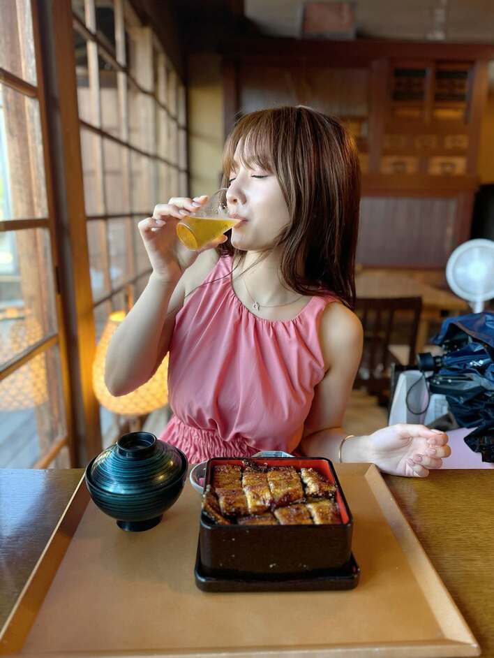 【画像14枚】「美味しそうに飲むねぇ」谷まりあがピンクのノースリーブワンピース姿でピールをぐびぐび飲む姿を見る